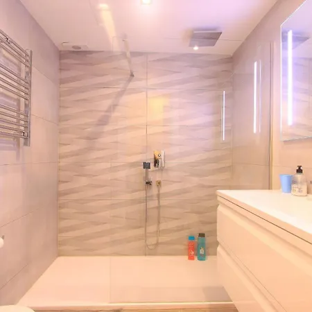 1093 Modern , Huge Terrace , Bbq *