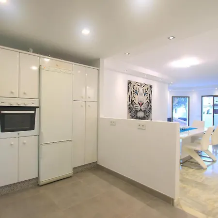 1093 Modern , Huge Terrace , Bbq Apartment