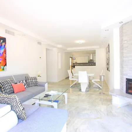 1093 Modern , Huge Terrace , Bbq Apartment *