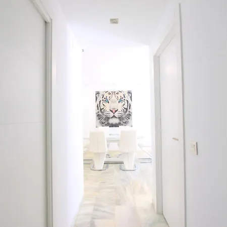 1093 Modern , Huge Terrace , Bbq Apartment *