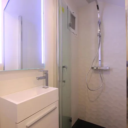1093 Modern , Huge Terrace , Bbq Apartment