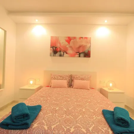 1093 Modern , Huge Terrace , Bbq