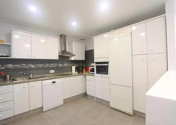 1093 Modern , Huge Terrace , Bbq