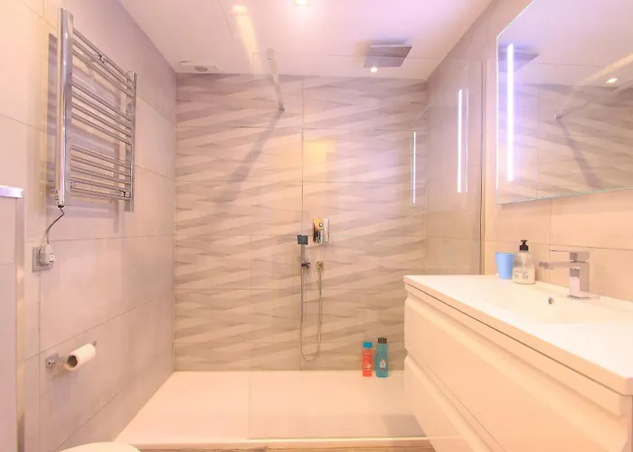 1093 Modern , Huge Terrace , Bbq *